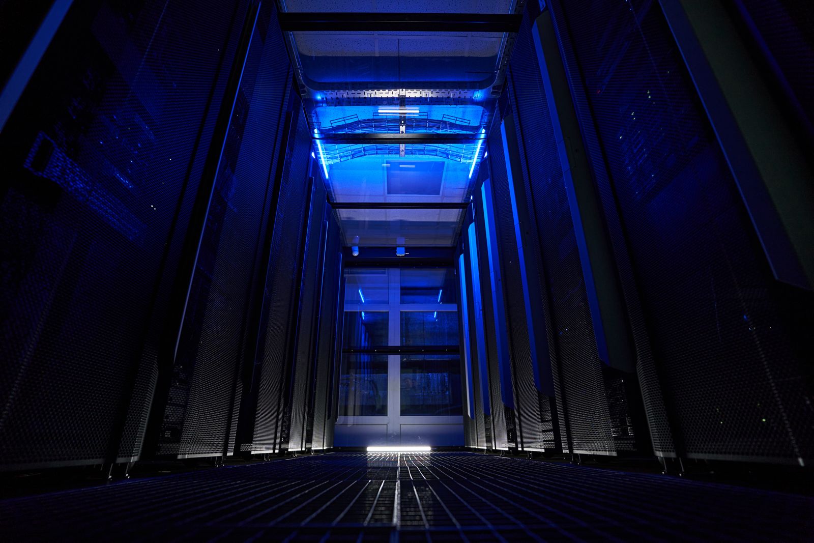 4 AI Data-Center Stocks to Buy for the Big Trend: Your Ultimate Guide to the Robust AI Investment Opportunity