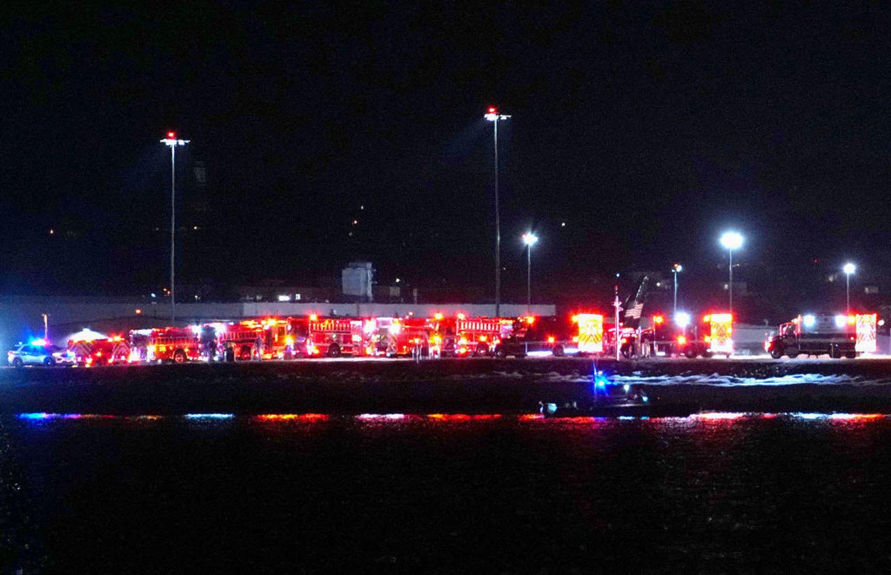 What We Know About Midair Collision Between a Black Hawk helicopter and a Passenger Jet Over the Potomac River 30/1/2025